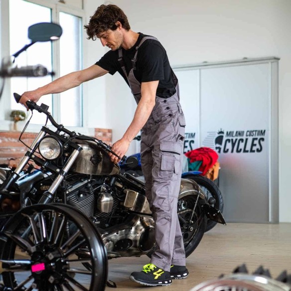 Joke work overalls: resistance and functionality for farmers, painters and mechanics