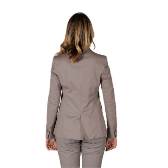 COLD 2-button women's blazer | Gary's Uniforms | Veslab