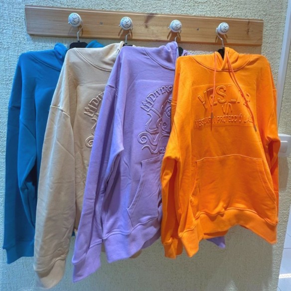Sudadera con relieve 3D en color azul, naranja, beige y violeta.
